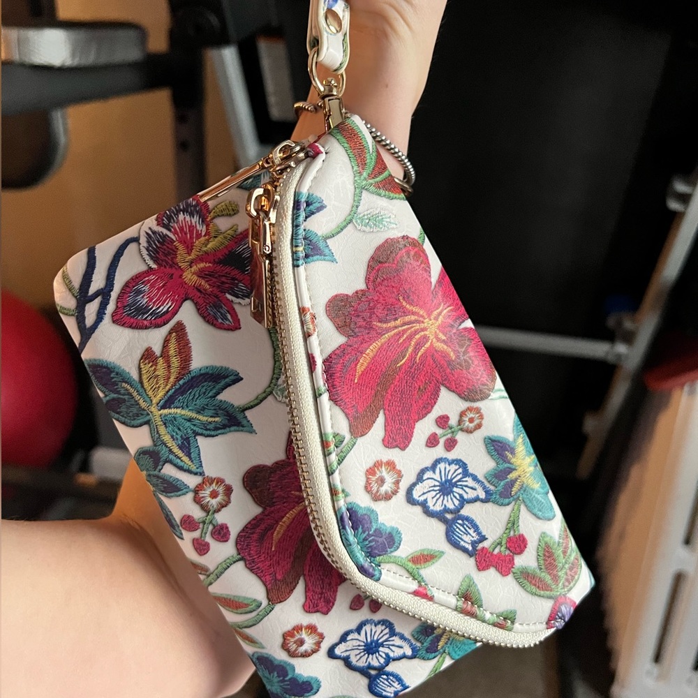 Floral wristlet/clutch with magnetic closure